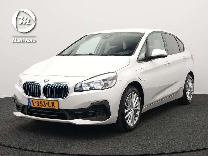 Wit, metallic lak Gebruikt 2018 BMW 225 Active Tourer iPerformance MPV | € 17.830 (Goede deal) - Afbeelding 1/4