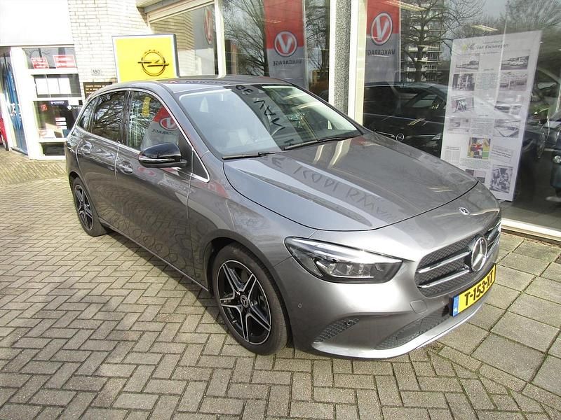 Grijs, metallic lak Gebruikt 2020 Mercedes B250 MPV | € 27.900 (Super prijs) - Afbeelding 1/4