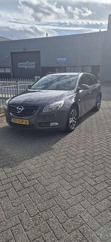 Grijs Gebruikt 2012 Opel Insignia Stationwagen | € 4.000 (Iets duurder) - Afbeelding 1/4