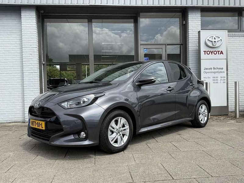 Grijs Nieuw 2025 Toyota Yaris Hybrid Active Hatchback | € 26.995 (Eerlijke prijs) - Afbeelding 1/4