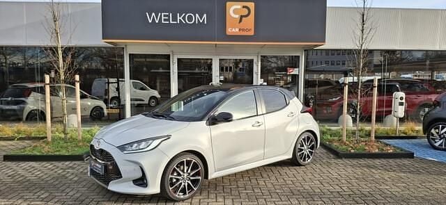 Grijs Occasion 2022 Toyota Yaris Sport Hatchback | € 23.950 (Eerlijke prijs) - Afbeelding 1/4