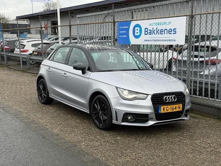 Grijs (metallic) Gebruikt 2015 Audi A1 Sportback Ambition Hatchback | € 10.745 (Eerlijke prijs) - Afbeelding 1/4
