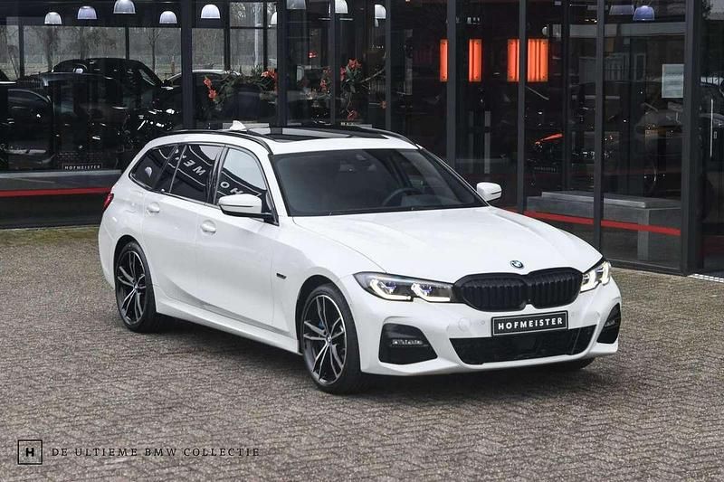 Wit Occasion 2022 BMW 330e M Sport Stationwagen | € 33.950 (Goede deal) - Afbeelding 1/4