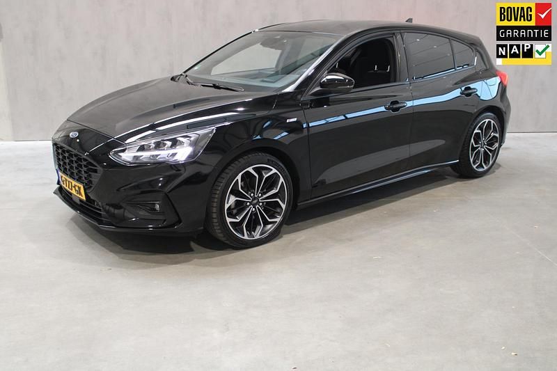Zwart Occasion 2019 Ford Focus ST-Line Hatchback | € 17.995 (Iets duurder) - Afbeelding 1/4