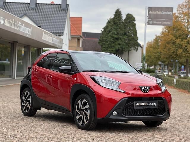 Rood Nieuw 2025 Toyota Aygo X Pulse SUV | € 19.990 - Afbeelding 1/4
