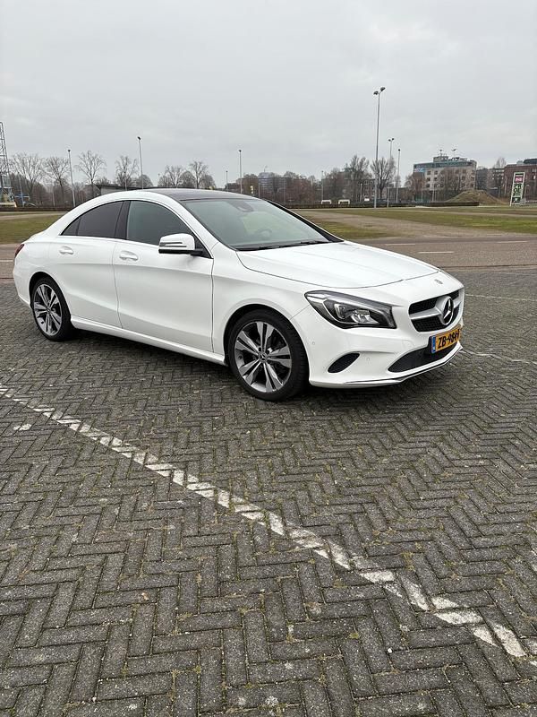 Wit (metallic) Occasion 2017 Mercedes CLA180 Prestige Sedan | € 14.950 (Goede deal) - Afbeelding 1/4