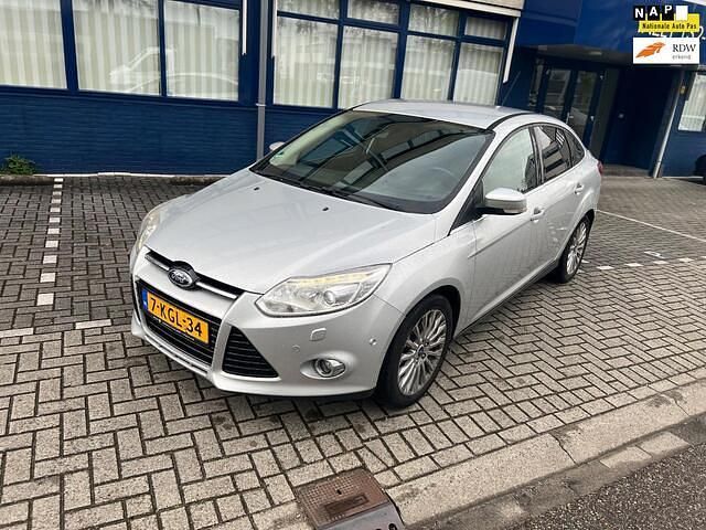 Grijs Gebruikt 2013 Ford Focus Titanium Sedan | € 4.450 (Goede deal) - Afbeelding 1/4