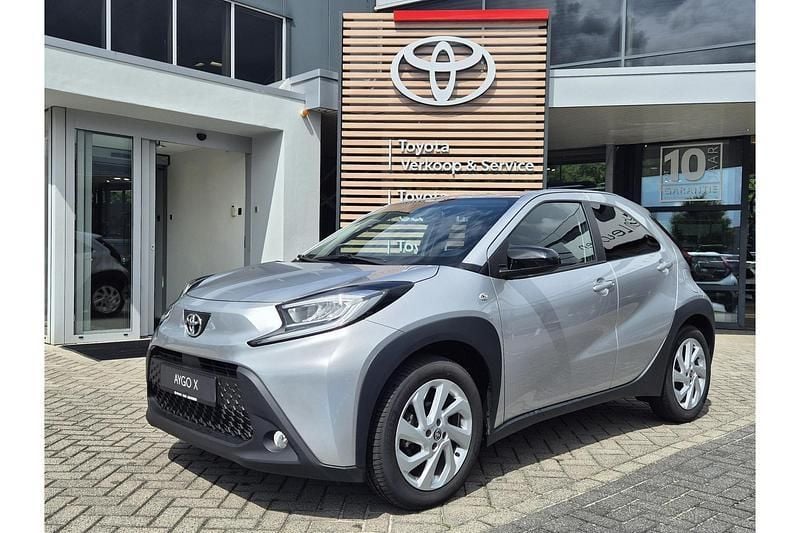 Gebruikt 2024 Toyota Aygo Play Hatchback | € 18.339 (Eerlijke prijs) - Afbeelding 1/1