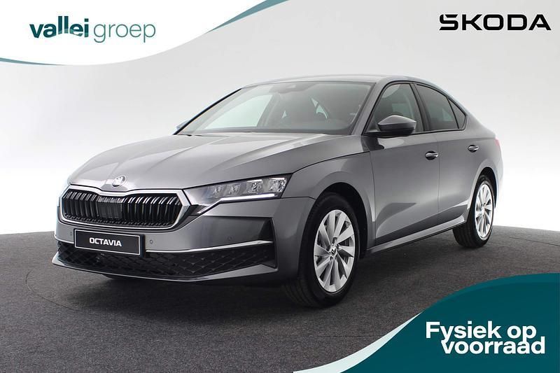 Grijs Gebruikt 2024 Skoda Octavia First Edition Hatchback | € 36.950 (Duur) - Afbeelding 1/4