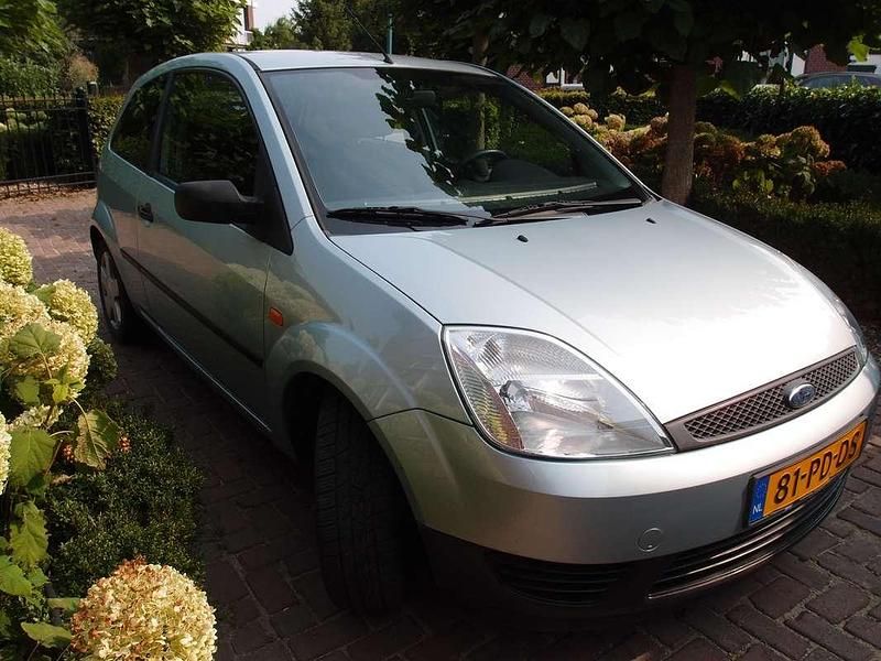 Occasion Ford Fiesta 69 PK (50 kW) 2004 Zilver Hatchback