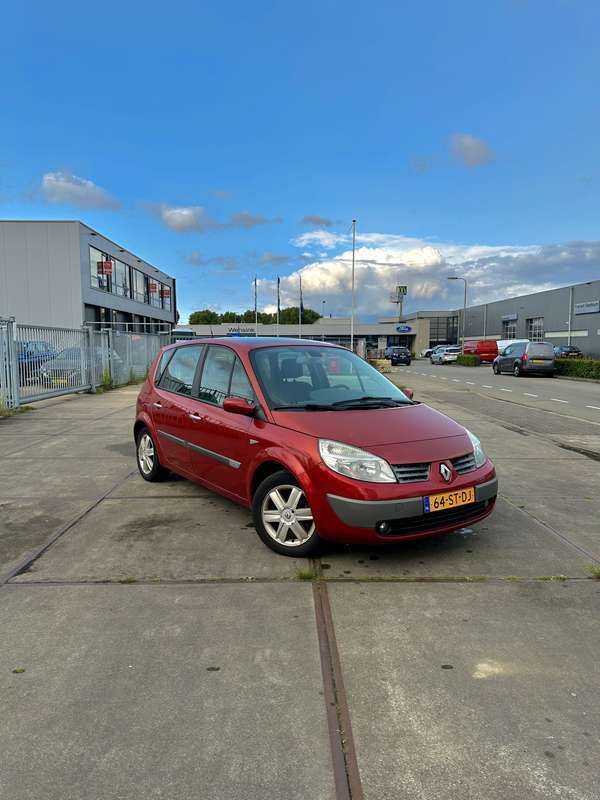 Rood Gebruikt 2006 Renault Scénic II Privilege MPV | € 2.200 (Eerlijke prijs) - Afbeelding 1/4