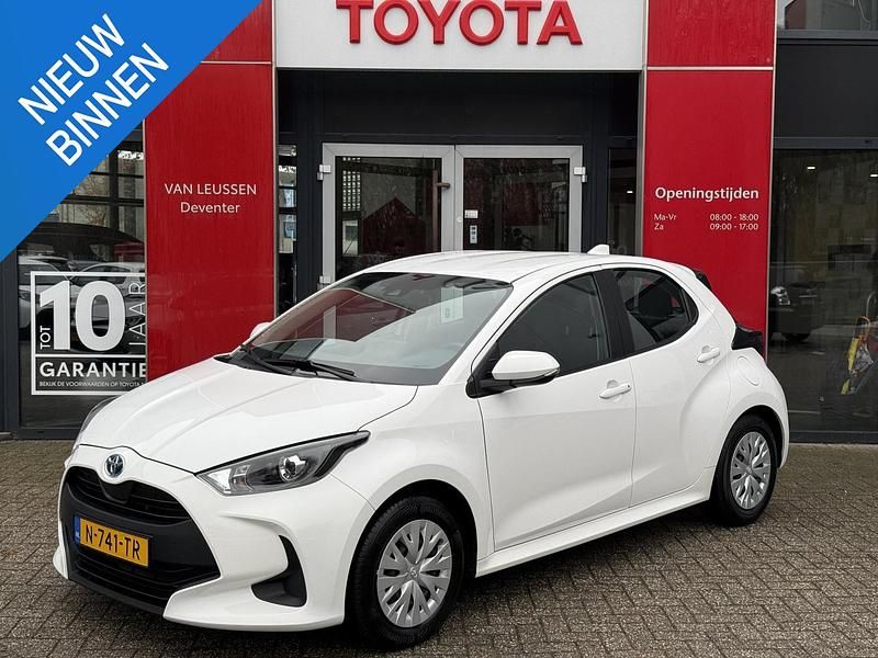 Wit Occasion 2022 Toyota Yaris Hatchback | € 19.400 (Goede deal) - Afbeelding 1/4