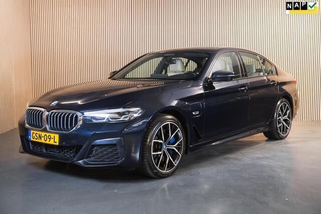 Zwart Gebruikt 2021 BMW 545e Executive Sedan | € 44.950 (Super prijs) - Afbeelding 1/4