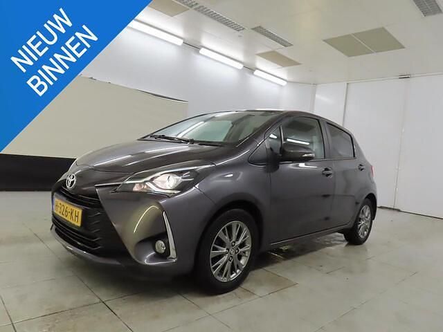 Grijs Gebruikt 2020 Toyota Yaris Hatchback | € 16.950 (Goede deal) - Afbeelding 1/4