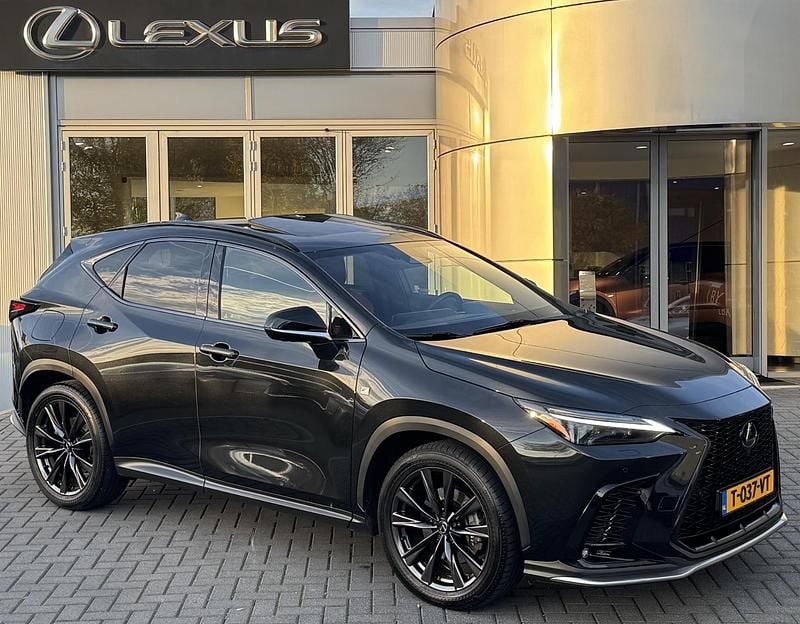 Zwart Gebruikt 2023 Lexus NX450h+ Sport Line SUV | € 57.900 (Eerlijke prijs) - Afbeelding 1/4