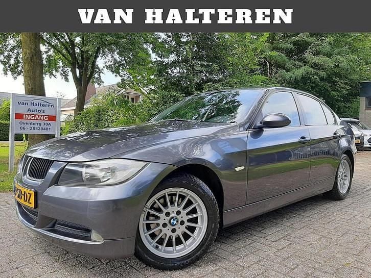 Grijs (metallic) Gebruikt 2005 BMW 318 Executive Sedan | € 3.699 (Goede deal) - Afbeelding 1/4