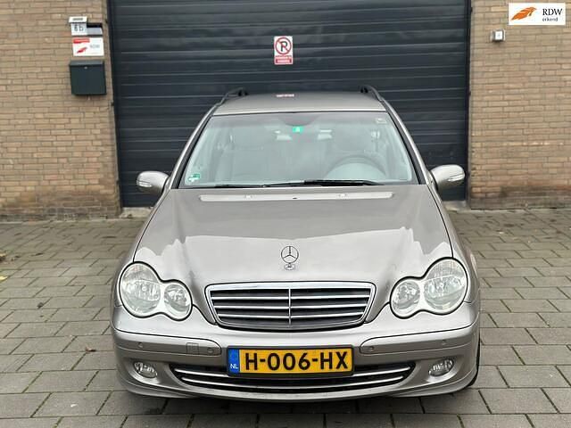 Grijs (metallic) Gebruikt 2004 Mercedes C200 Classic Stationwagen | € 2.950 (Eerlijke prijs) - Afbeelding 1/4