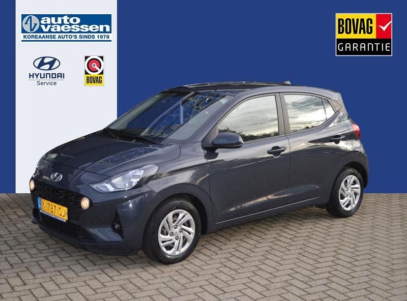 Grijs Gebruikt 2022 Hyundai i10 Comfort Hatchback | € 13.800 (Eerlijke prijs) - Afbeelding 1/4