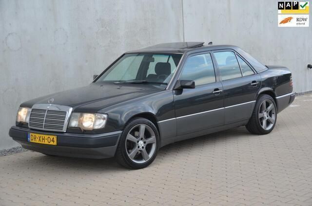 Zwart Gebruikt 1992 Mercedes E250 Sedan | € 7.950 - Afbeelding 1/4