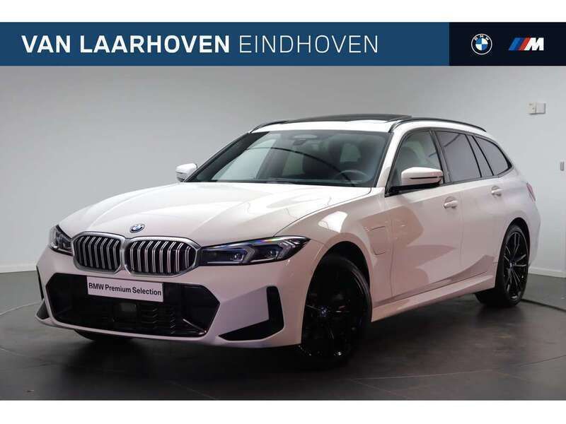 Wit Gebruikt 2024 BMW 330 Executive Stationwagen | € 52.950 (Duur) - Afbeelding 1/4