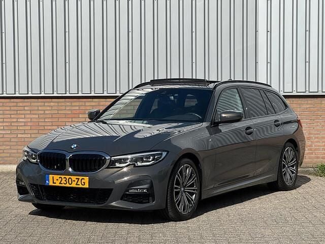 Grijs Gebruikt 2021 BMW 318 M Sport Stationwagen | € 24.950 (Goede deal) - Afbeelding 1/4