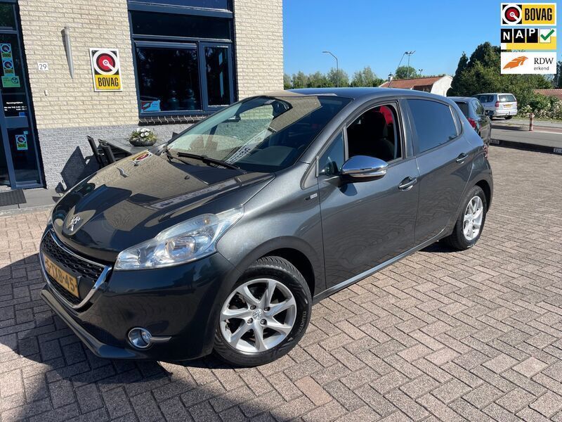 Grijs, metallic lak Gebruikt 2014 Peugeot 208 Style Hatchback | € 5.845 (Goede deal) - Afbeelding 1/4