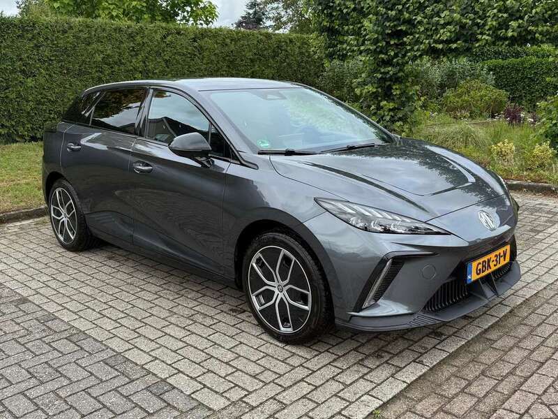 Grijs Gebruikt 2024 MG MG4 EV Luxury Hatchback | € 25.450 (Eerlijke prijs) - Afbeelding 1/4