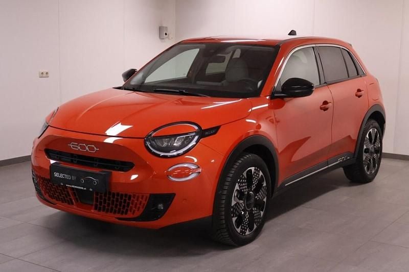 Oranje Occasion 2023 Fiat 600E La Prima SUV | € 23.449 (Goede deal) - Afbeelding 1/4