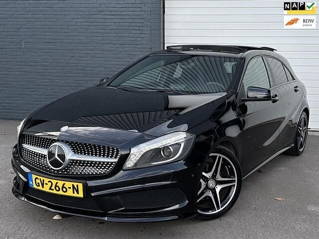Zwart (metallic) Gebruikt 2015 Mercedes A180 Ambition Hatchback | € 17.500 (Eerlijke prijs) - Afbeelding 1/4