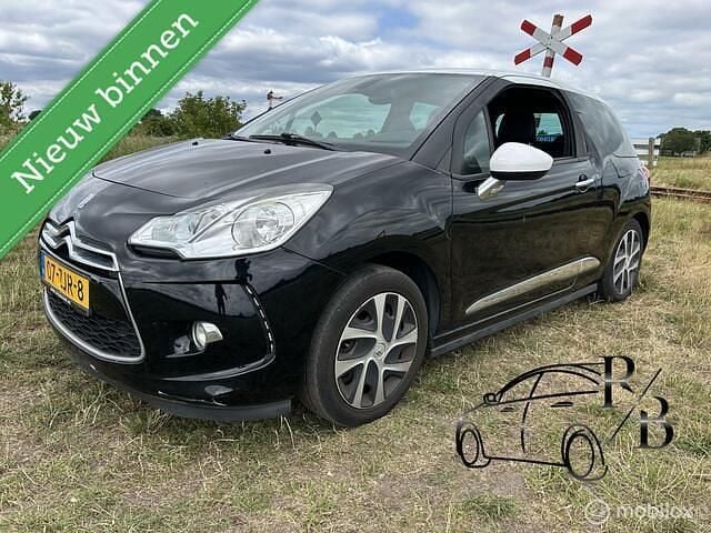Zwart, metallic lak Gebruikt 2012 Citroën DS3 Chic Hatchback | € 2.299 (Super prijs) - Afbeelding 1/4
