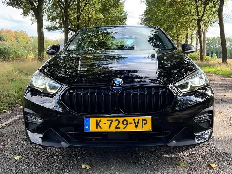 Zwart Gebruikt 2021 BMW 218 Executive Sedan | € 22.450 (Goede deal) - Afbeelding 1/4