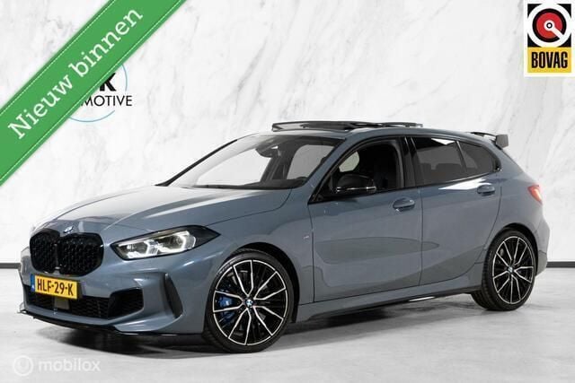 Grijs Gebruikt 2022 BMW M135 Executive Hatchback | € 40.999 (Eerlijke prijs) - Afbeelding 1/4