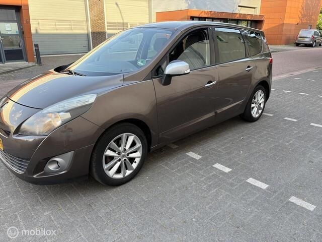 Bruin Gebruikt 2010 Renault Scénic III Dynamique MPV | € 2.345 - Afbeelding 1/4