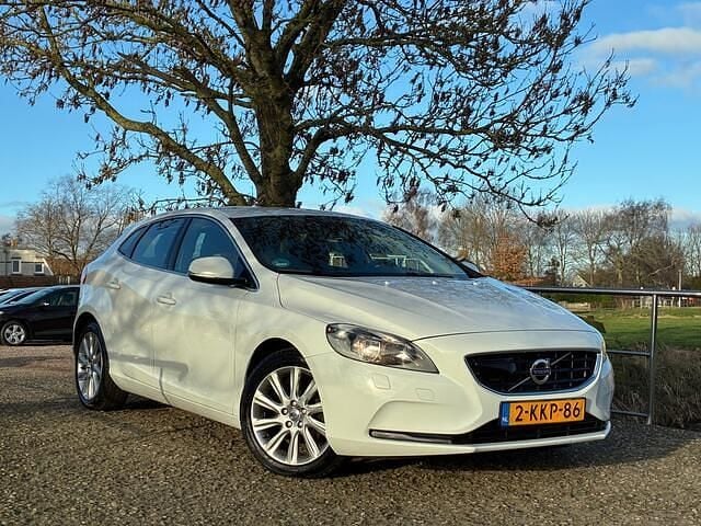 Wit Gebruikt 2013 Volvo V40 Momentum Hatchback | € 5.250 (Eerlijke prijs) - Afbeelding 1/4