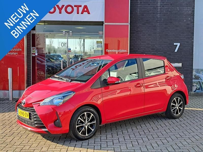 Rood Occasion 2019 Toyota Yaris Connect Style Hatchback | € 11.900 (Goede deal) - Afbeelding 1/4