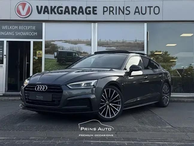 Grijs, metallic lak Gebruikt 2020 Audi A5 Sportback Black Edition Hatchback | € 30.700 (Eerlijke prijs) - Afbeelding 1/4