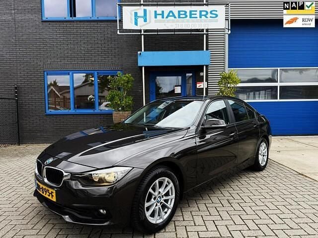 Bruin, metallic lak Occasion 2015 BMW 318 Comfort Edition Sedan | € 11.645 (Eerlijke prijs) - Afbeelding 1/4
