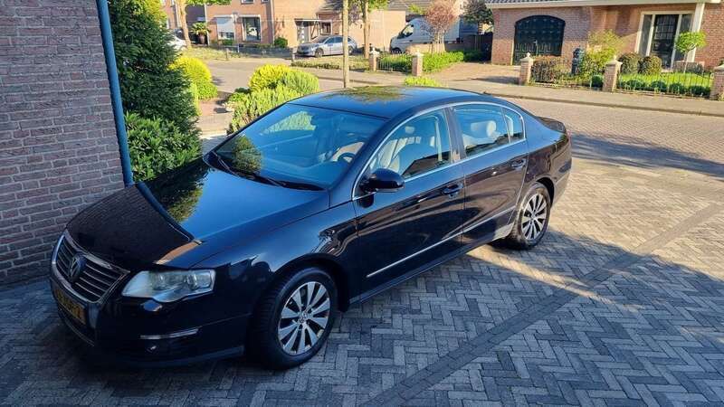 Zwart Gebruikt 2009 VW Passat Highline Sedan | € 2.150 (Eerlijke prijs) - Afbeelding 1/4