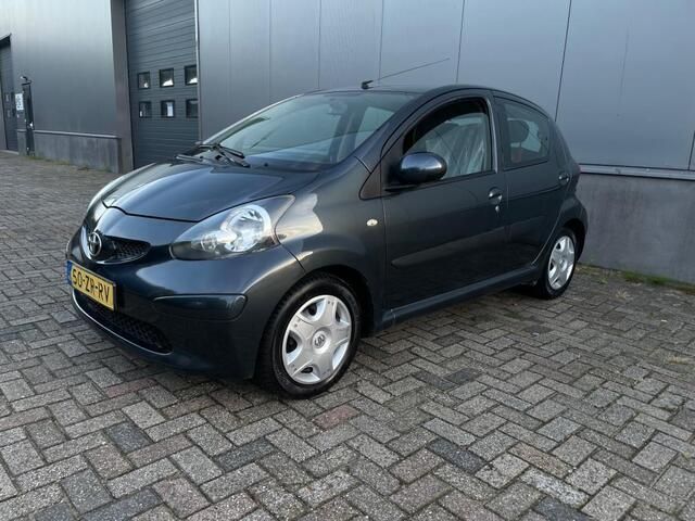 Occasion Toyota Aygo 68 PK (50 kW) 2008 Grijs Hatchback