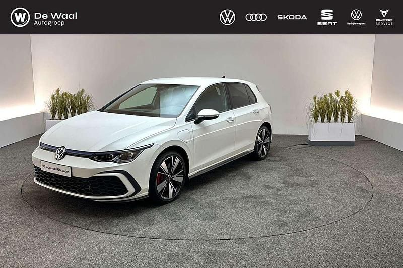 Pure white Gebruikt 2021 VW Golf VIII GTE Hatchback | € 25.400 (Eerlijke prijs) - Afbeelding 1/3
