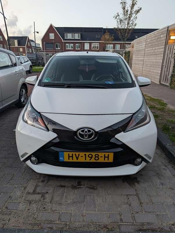 Wit Gebruikt 2016 Toyota Aygo X-play Hatchback | € 5.450 (Eerlijke prijs) - Afbeelding 1/4
