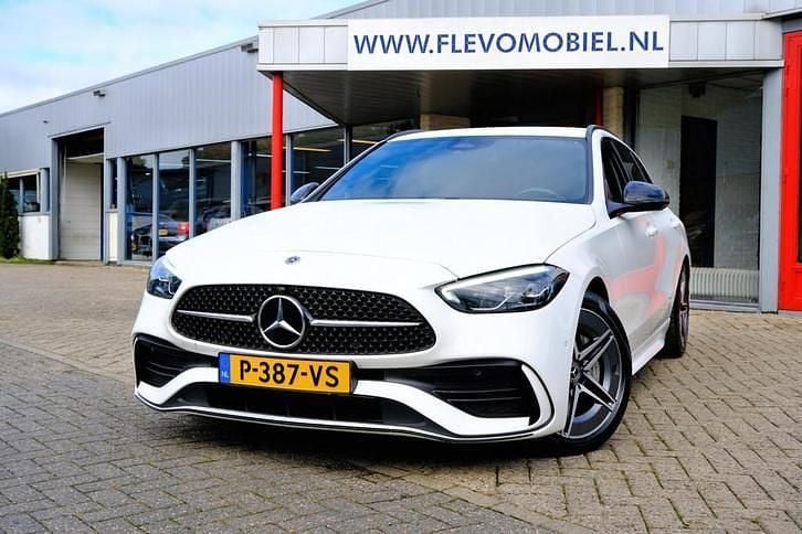 Wit Occasion 2022 Mercedes C180 AMG line Stationwagen | € 32.750 (Goede deal) - Afbeelding 1/4