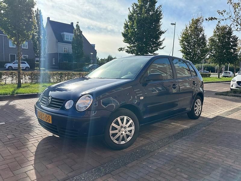 Blauw Gebruikt 2002 VW Polo Hatchback | € 1.750 (Eerlijke prijs) - Afbeelding 1/4