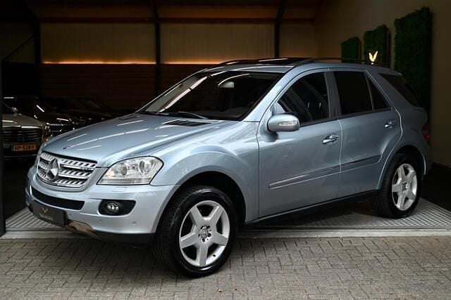 Grijs, metallic lak Gebruikt 2006 Mercedes ML500 SUV | € 7.950 (Goede deal) - Afbeelding 1/4