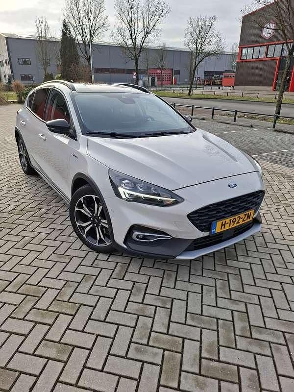 Beige Occasion 2020 Ford Focus Active Hatchback | € 12.300 (Iets duurder) - Afbeelding 1/4