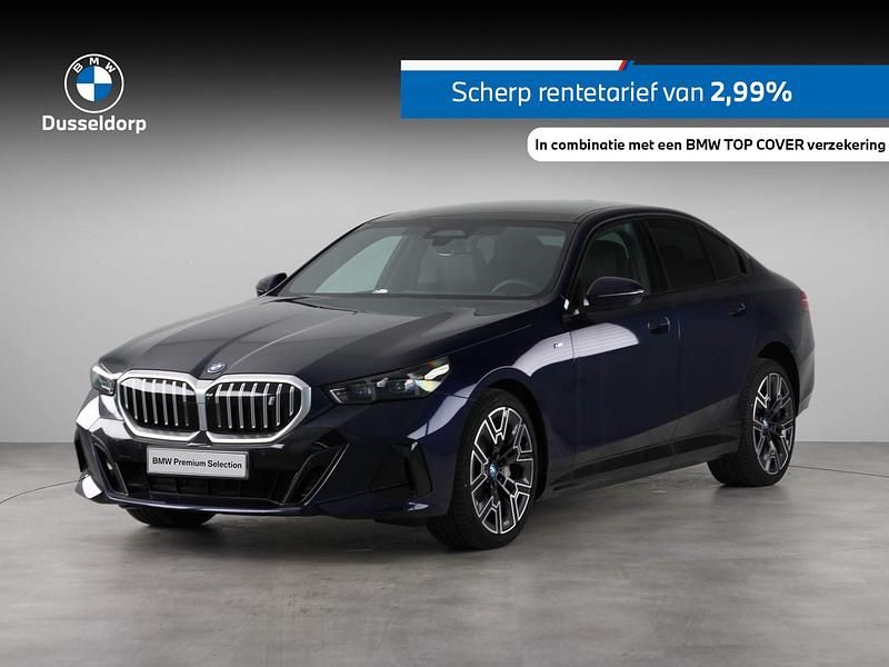 Blauw, metallic lak Gebruikt 2025 BMW i5 Comfort Edition Sedan | € 69.950 - Afbeelding 1/4