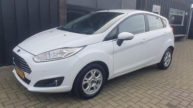 Wit Occasion 2017 Ford Fiesta Titanium Hatchback | € 4.895 (Goede deal) - Afbeelding 1/4