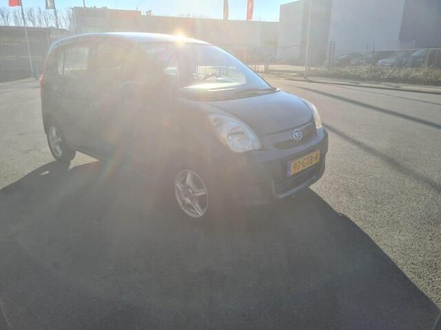 Occasion Daihatsu Cuore 69 PK (50 kW) 2008 Zwart, metallic lak Hatchback