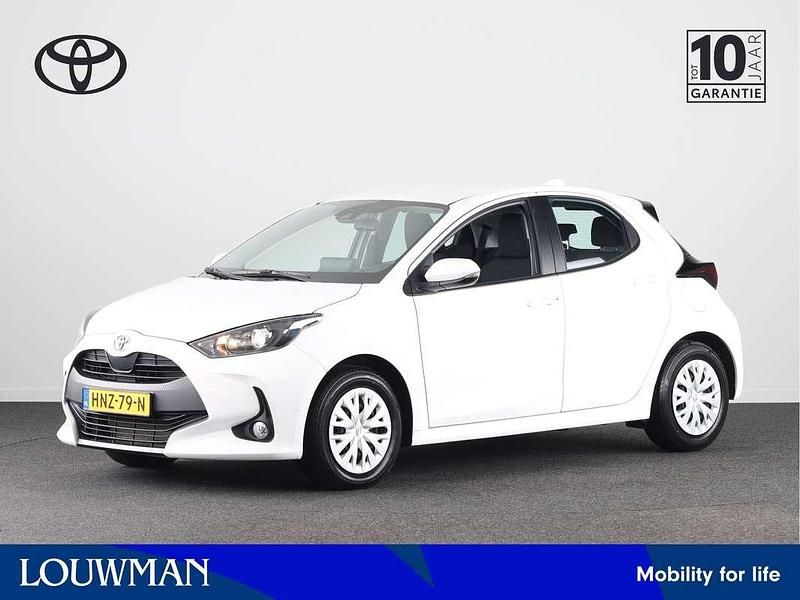 Wit Gebruikt 2023 Toyota Yaris Hybrid Active Hatchback | € 21.445 (Goede deal) - Afbeelding 1/3