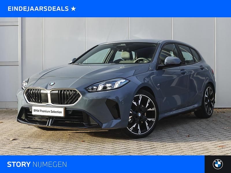 Grijs (metallic) Gebruikt 2025 BMW 120 M Sport Hatchback | € 39.450 (Duur) - Afbeelding 1/4